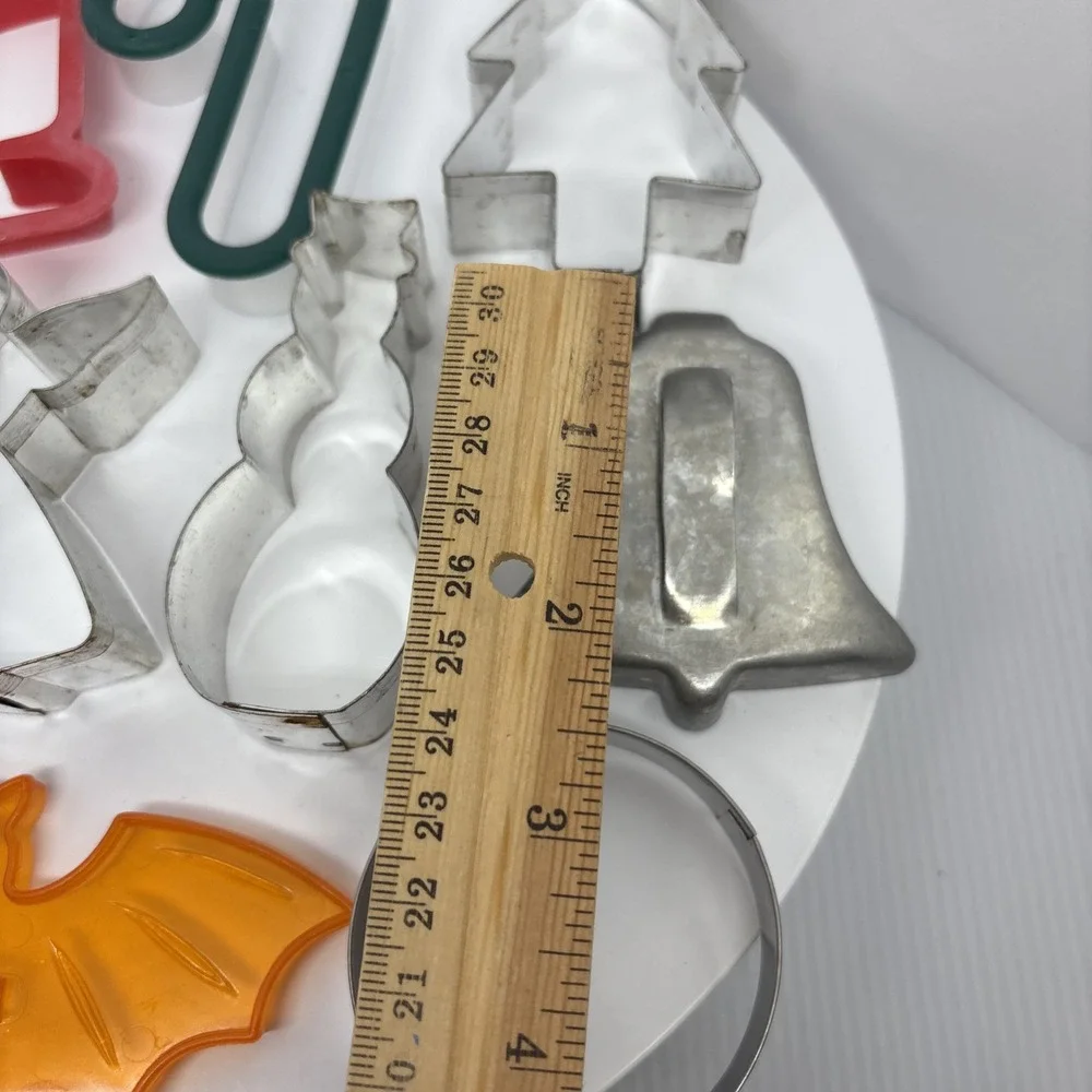 Mixed Lot of 9 Cookie Cutters 5 Metal‎ 4 Plastic Holiday Bat Angel Sleigh Bell